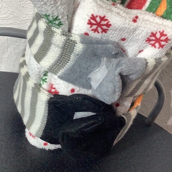 NEW - Fabric Gnome Helper holding 3 towels 🥰 14” tall x 6” diameter about - Picture 3 of 4